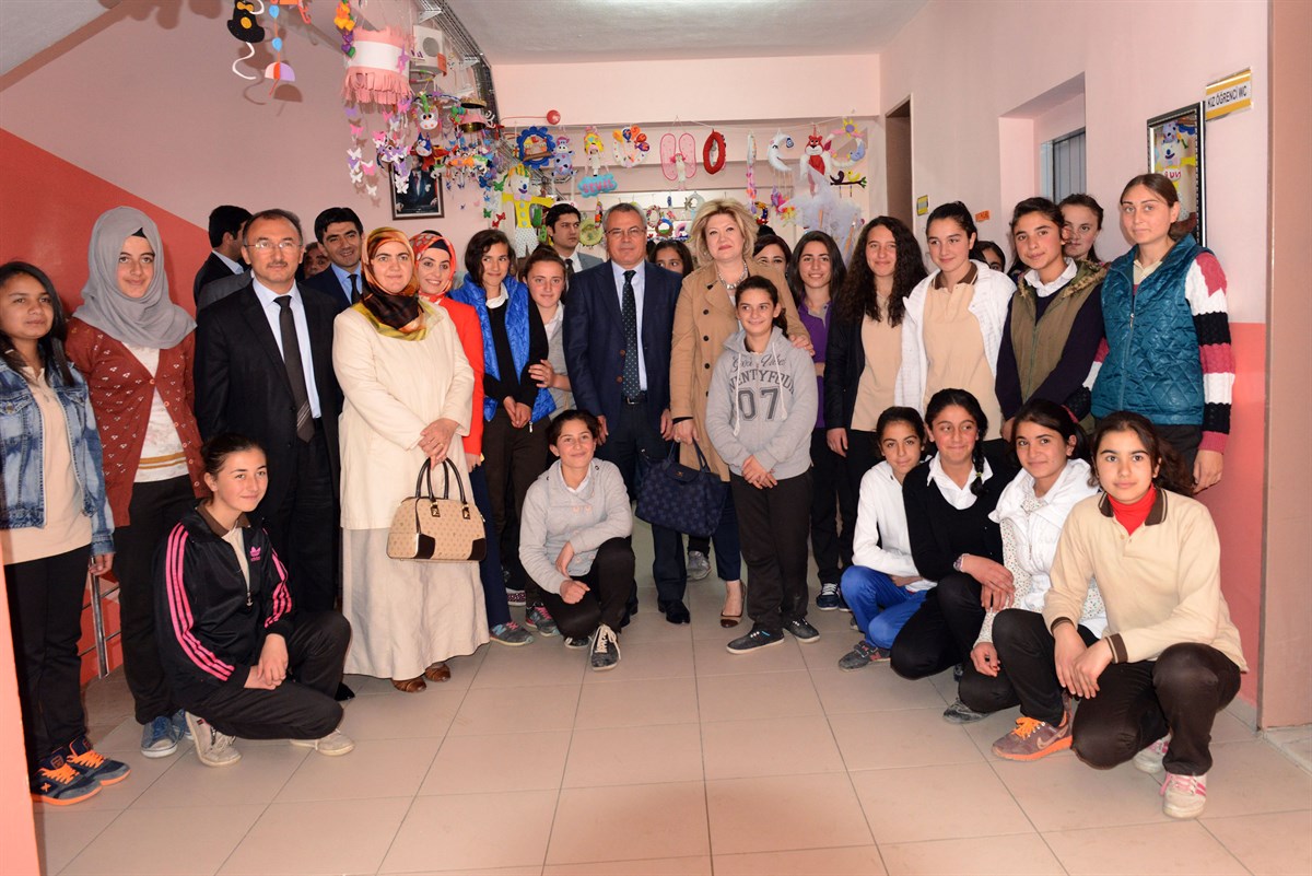 vali deniz ve esi olcay deniz kiz meslek lisesi nin yil sonu sergisinin acilisina katildi 27 05 2016