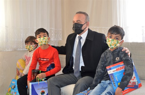 Valimiz Hüseyin Öner, Uluslararası Göçmenler Günü’nde Suriye Göçmeni aileyi ziyaret etti (17.12.2021)