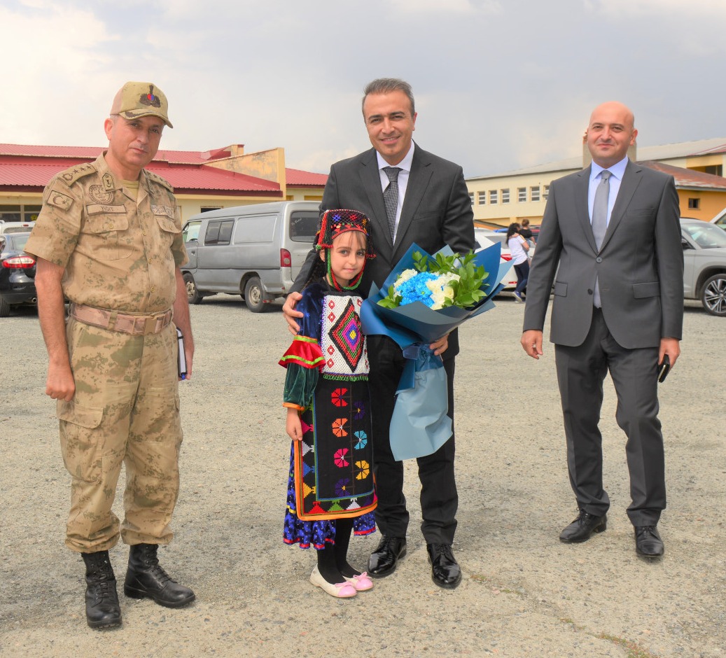 Valimiz Hayrettin Çiçek, Göle ilçesinde bir dizi toplantı ve ziyaretler gerçekleştirdi.