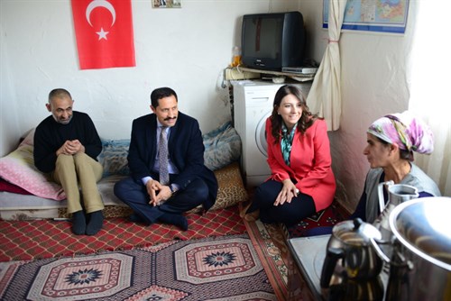 Valimiz Mustafa Masatlı ve eşi Esra Masatlı Hanımefendi “Engelleri El Ele Aşalım Projesi” kapsamında üç aileye ziyarette bulundu (11.04.2019)
